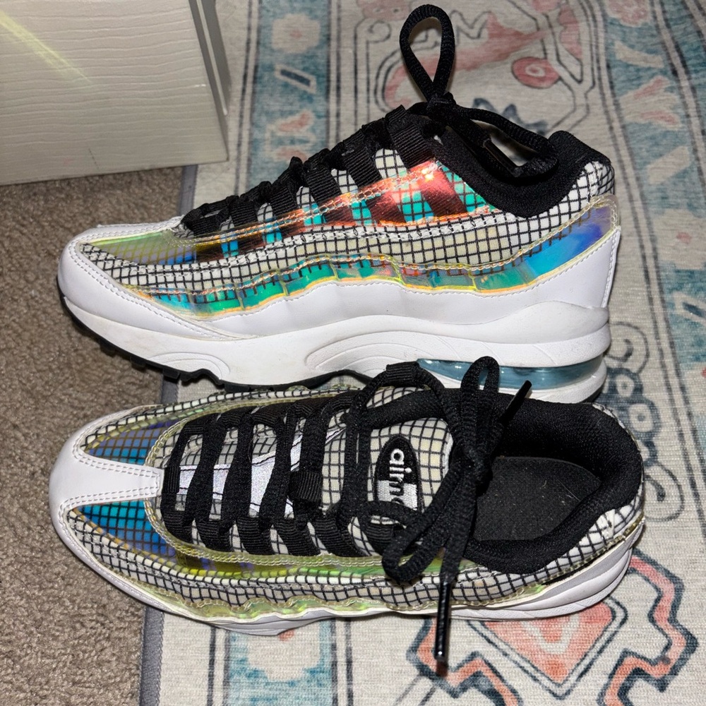 Nike Iridescent Sneakers
Nike Air Max 95 LV8 GS 'Blue Gaze'
Worn ONCE!
Offers?